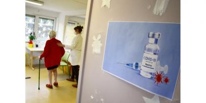 la-campagne-de-vaccination-contre-la-covid-19-a-debute-dans-les-ehpad-comme-ici-a-la-residence-de-l-age-d-or-photo-eric-thiebaut-1610193190